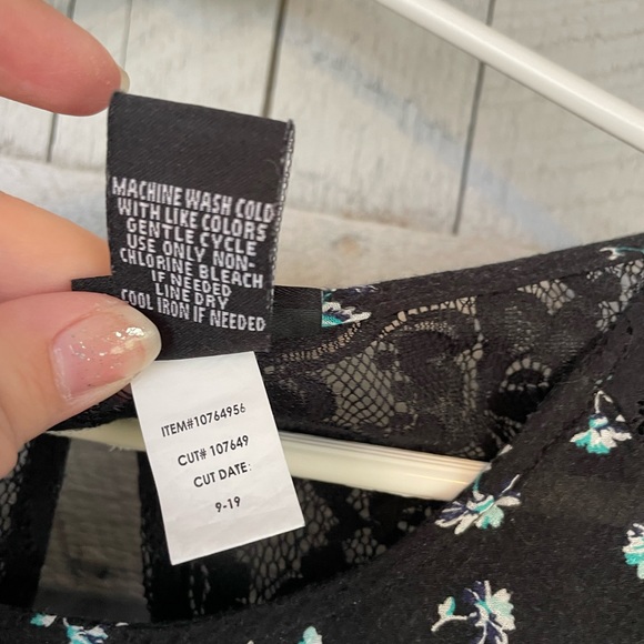 Torrid Floral Lacy Back Top - Picture 3 of 5